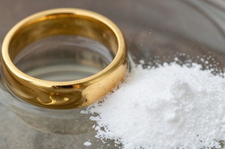 gold jewelry with baking soda