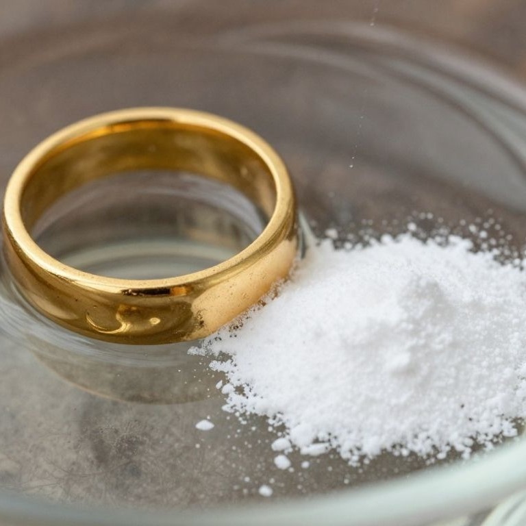 gold jewelry with baking soda