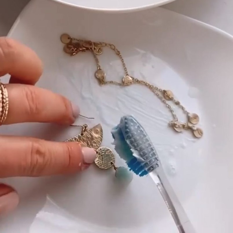 gold jewelry with baking soda