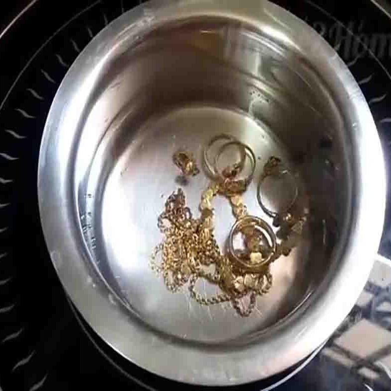 gold jewelry with baking soda