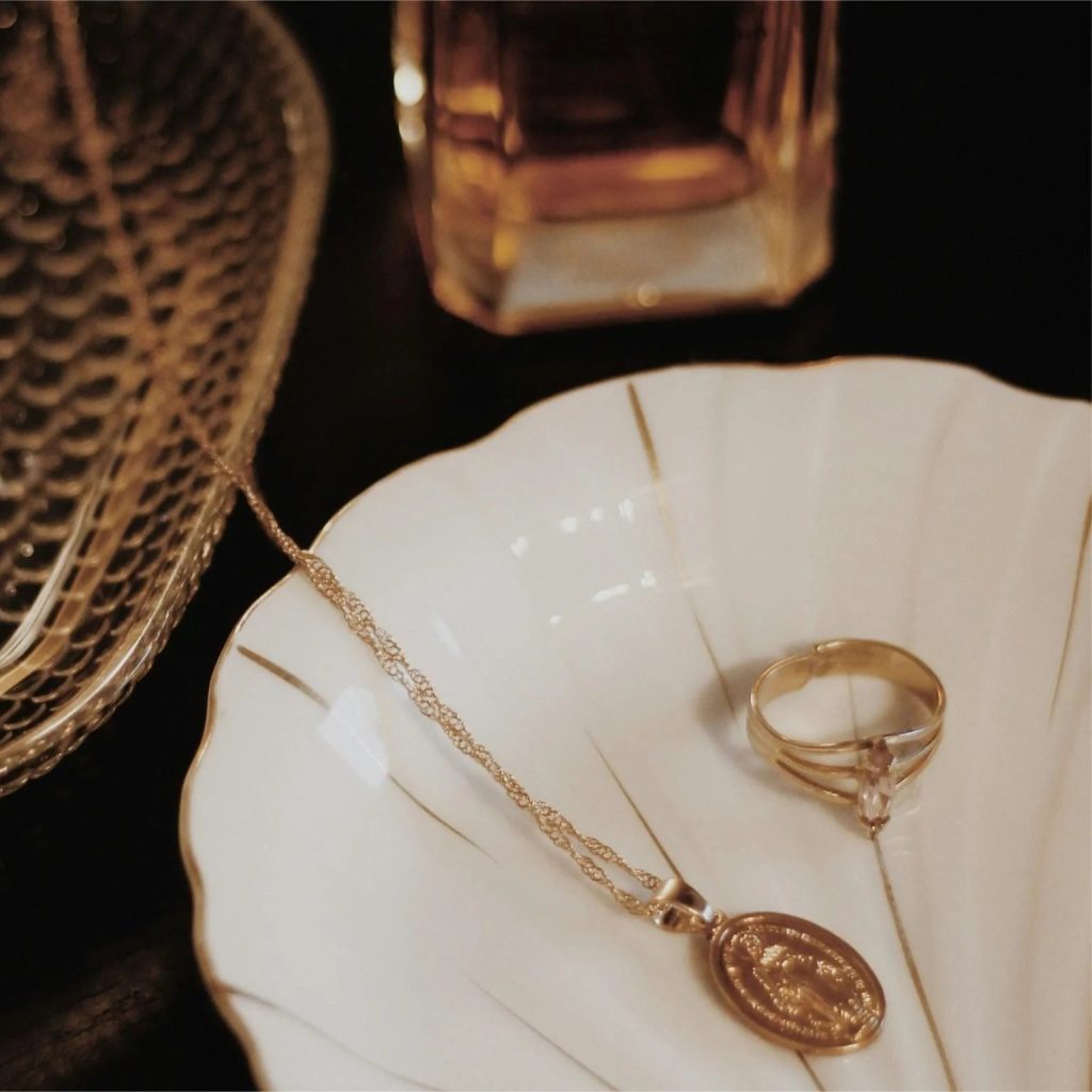 gold jewelry with baking soda